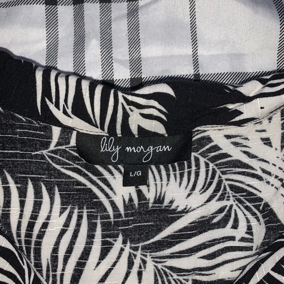 Women’s button up shirt. - Picture 2 of 2